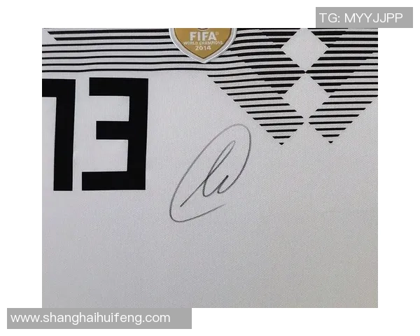 足球巨星亲笔签名镜头收藏揭秘球迷热爱与珍藏价值分析